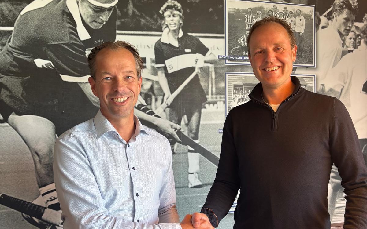 Handdruk tussen HDM en Clubwize voor een historische hockeyfoto