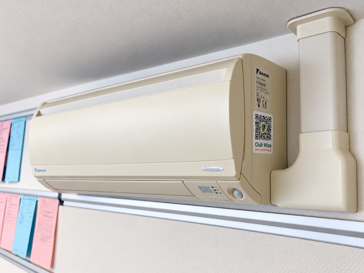 Airco in Sociëteit De Witte met een Clubwize-QR-sticker