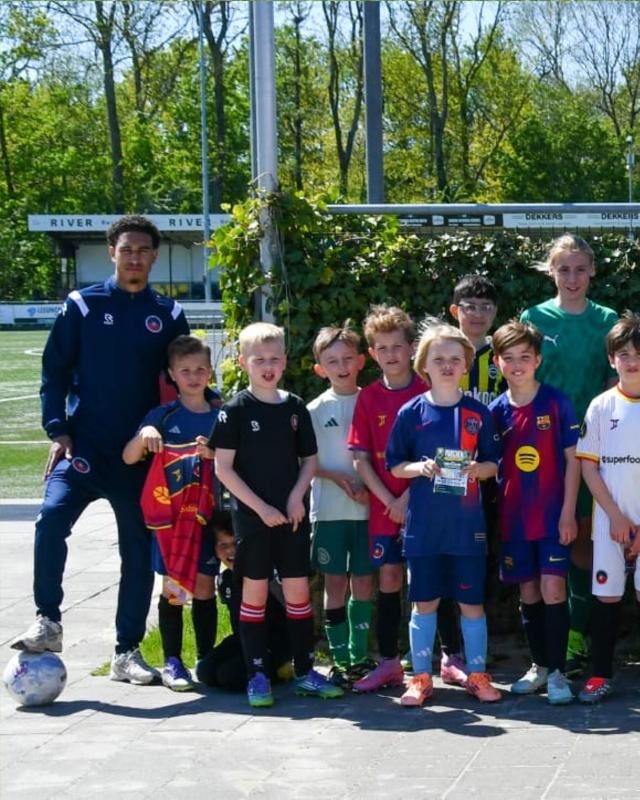 Een groep jonge spelers van Magkasama met hun trainer