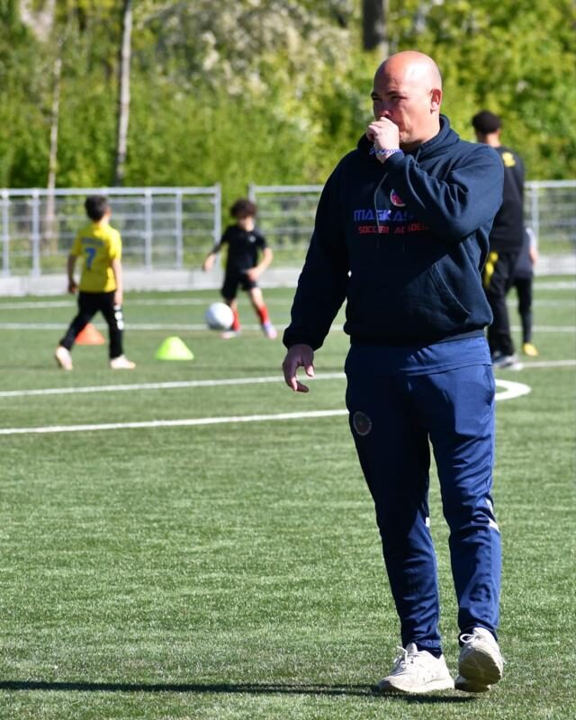 Jeffrey Gleijm op het veld tijdens een training van Magkasama