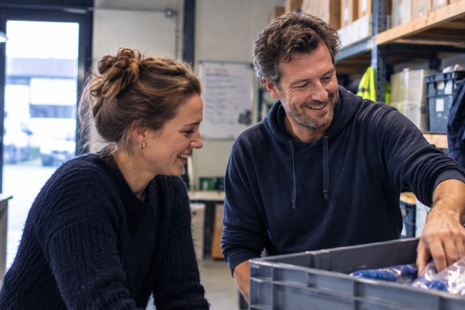 Twee collega's in een magazijn